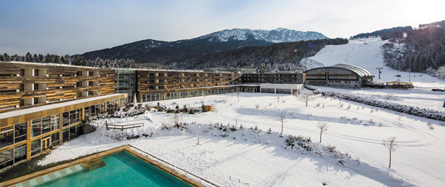 Immagine che contiene cielo, aria aperta, piscina, montagna

Il contenuto generato dall'IA potrebbe non essere corretto.